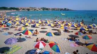 Strand-gegen-Altstadt-von-Sosopol-Suedliche-Schwarzmeerkueste-Bulgarien