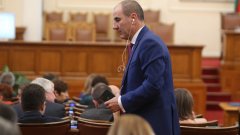 Цветанов подаде оставка като депутат след скандала около евтино закупено жилище в София.