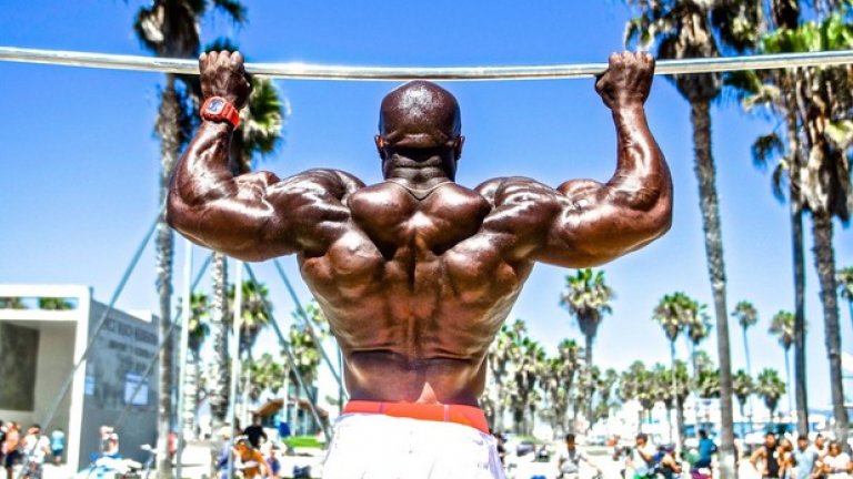 Кали е една от големите - във всеки смисъл - звезди на фитнес индустрията в интернет с близо един милион последователи в YouTube и половин милион - в Instagram.