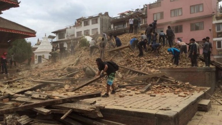 Първата информация, която пуснаха институциите в Непал е за най-малко 114 загинали. 