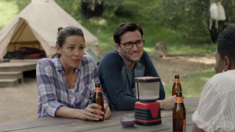 Camping - 14 октомври
Базиран на британската поредица от 2016 г. със същото име, този сериал на HBO се спира на една двойка (Дейвид Тенант и Дженифър Гарднър), които искат да отпразнуват рождения ден на съпруга сред природата заедно с тесен кръг от близки и приятели. И докато съпругата се опитва да контролира всичко и всички, очаквано празника се превръща в пълно бедствие, а на повърхността излизат стари вражди, стаена злоба и много забавни моменти.