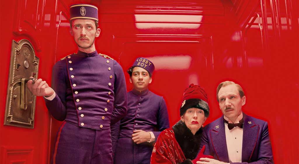 \"Гранд хотел Будапеща\" (2014)
Уес Андерсън режисира, а Ралф Файнс, Ейдриън Броуди, Уилям Дефо, Джъд Лоу и още няколко души \"вливат кръв\" в тази прекрасна почти сюрреалистична история за розовия хотел, в който нищо не е такова, каквото изглежда. 