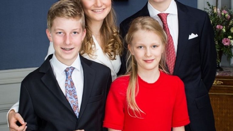 Бъдещата белгийска кралица е родена на 25 октомври 2001 и е дъщеря на 59-годишния крал на Белгия и съпругата му - 46-годишната кралица Матилда. Отраснала е в кралския дворец Лаакен със своите двама братя - принц Габриел - на 16 години и Еманюел - на 14, и сестра си, принцеса Елеонор - на 11.

