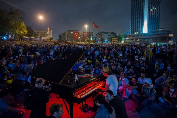 Пианистът Давиде Мартело свири три поредни вечери на площад "Таксим" по време на мащабните протести в Турция. Един от концертите му на площада продължи 13 часа
