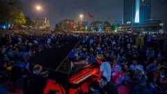 Пианистът Давиде Мартело свири три поредни вечери на площад "Таксим" по време на мащабните протести в Турция. Един от концертите му на площада продължи 13 часа