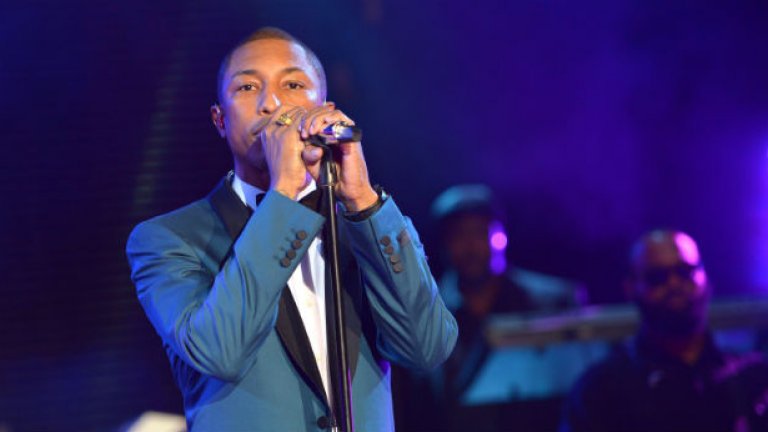 Фарел Уилямс беше гост вокалист на двата най-големи хита на 2013 г. - Get Lucky на Daft Punk и Blurred Lines на Робин Тике