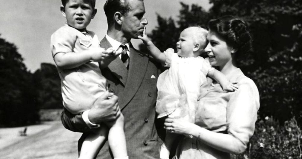 Вече с две деца - Чарлс и Ан.