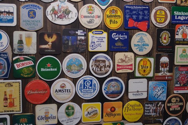 По стените до края на юли може да се види голяма колекция от подложки за бира...