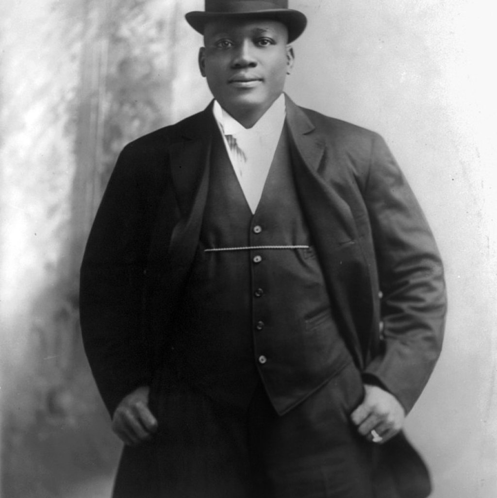 800px-Jack_Johnson_cph.3b19117_(edit)