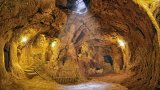 Дълбоко под скалите на Кападокия лежи древен град, способен да приюти хиляди хора — свят, издълбан в мрак и тишина преди хилядолетия