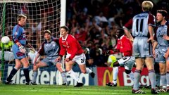 Миг преди убиецът с бебешкото лице Оле Гунар Солскяер да вкара гола за прочутата победа на Манчестър Юнайтед над Байерн на финала през 1999 г.