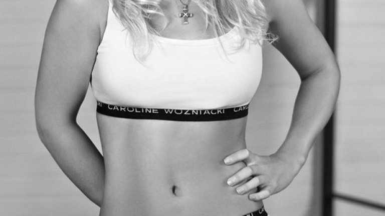 Феновете от цял свят обаче нямат нищо против да я виждат само по бельо.