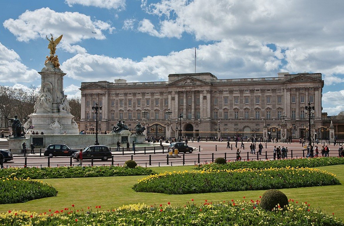 Бъкингамският дворец
Локация: Лондон
Цена: 1,55 млрд. долара
Технически погледнато все пак може да се възприеме като дом на кралицата, макар и най-вероятно никога да не бъде обявен за продажба (че да има реална цена за него). Въпреки това имотът през 2012 г. е оценен на 1,5 млрд. долара от Nationwide Building Society. Имотът разполага с 775 стаи, включително 19 всекидневни, 52 спални, 188 стаи за персонала, 92 офиса и 78 бани.
Собственик: Британското кралско семейство, в момента кралица Елизабет II.