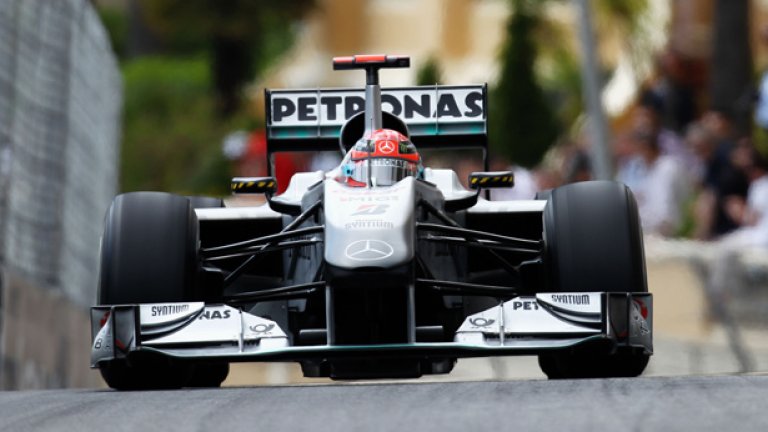 Михаел Шумахер се опита да атакува шестото място в края на Гран при на Монако, но това му донесе наказание
