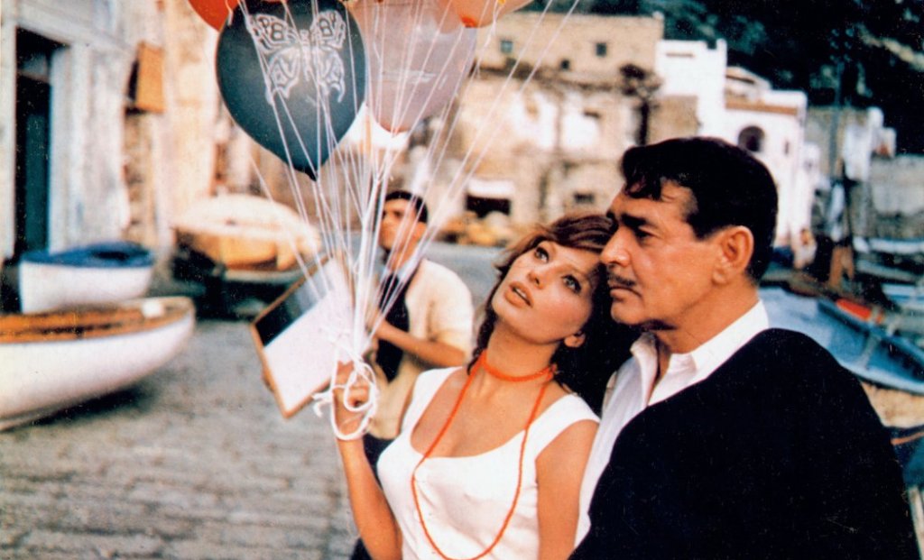 \"Това започна в Неапол\" (It Started in Naples, 1960)
Една от най-живописните дестинации на Италия и най-колоритната. Море и любовната история между италианка (София Лорен) и американец (Кларк Гейбъл), който отива в Неапол, за да уреди имотите на бр