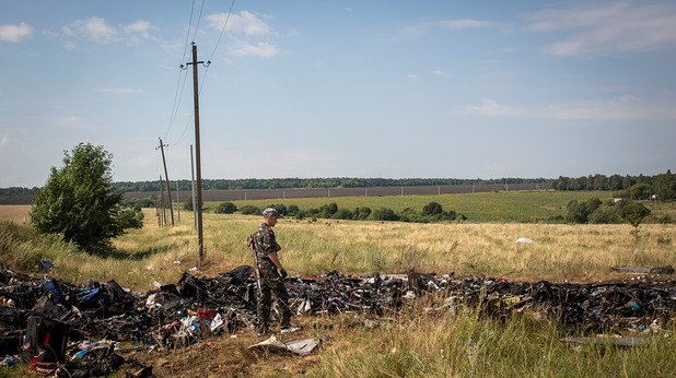 Има много и безспорни индикации, че останките на самолета са премествани, рязани и дори извозвани от сцената