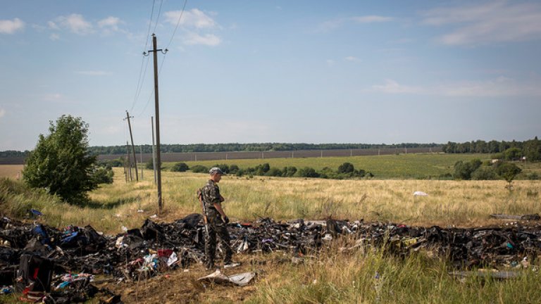 Има много и безспорни индикации, че останките на самолета са премествани, рязани и дори извозвани от сцената