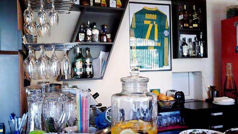 Ресторантът му "Клуб 71" в столицата.