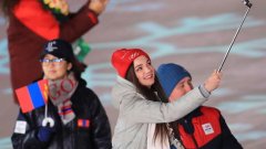 Сребърната медалистка във фигурното пързаляне Евгения Медведева снима селфи по време на церемонията по закриване на Игрите в Пьонгчанг