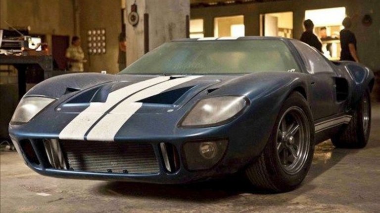 Ford GT40, "Бързи и яростни 5" 
Една легенда намира своите минути слава в петата част на поредицата. Ford GT40 се превръща в ключова част от сюжета, а зад волана му е Миа, героинята на Джордана Брюстър. Оказва се, че Ford-ът крие изключително важен компютърен чип, който ще насочи Дом и приятелите му към следващата им цел за превземане. Способностите на колата си проличават доста добре в сцената с гонитбата с влак. Дори Торето нарича този Ford "абсолютна класика".
Въпреки че GT40 неведнъж е доказал своите способности като състезателен автомобил, включително и на емблематичната писта на Льо Ман, във филма се използва реплика на колата, специално сглобена за снимките.