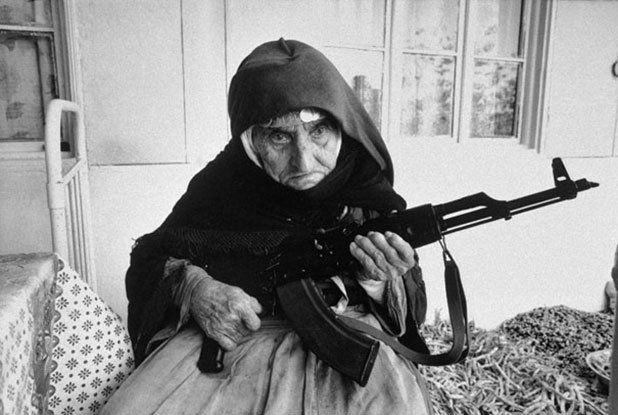 106-годишна арменка охранява дома си. 1990 г.