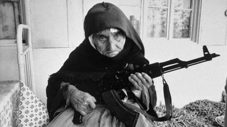 106-годишна арменка охранява дома си. 1990 г.