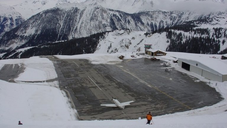 17. Летище Куаршевел, Франция

Това летище, сгушено във френските Алпи, е предназначено да закарва богаташи до върха, откъдето да се спускат със ски по пригодените склонове. Това те правят от края на самолетната писта