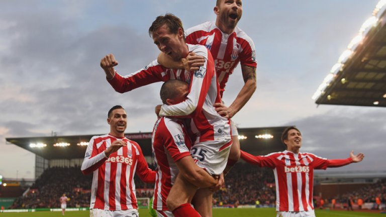 Ако става дуча за носене, има един човек,който може да качи целия отбор на раменете си - Питър Крауч от Стоук, в случая след гол срещу Арсенал.