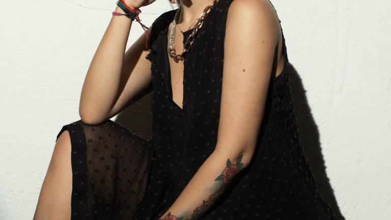 Добрият пример и музиката, която не спира да звучи
Облекло: Collective
Бижута: Folli Follie