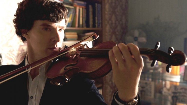 Бенедикт Къмбърбач не свири на цигулка толкова добре, колкото Шерлок

В „Картонената кутия" става ясно, че Шерлок Холмс има цигулка, на която свири, и тя е изработена от самия Антонио Страдивариус. В сериала обаче героят използва различна цигулка за всеки епизод. Той взима уроци от Еос Чатър (от групата „Бонд") за това как да държи и свири цигулката. Въпреки това в саундтрака не е включено свиренето на Къмбърбач, а на Чатър. Тя казва, че само за седмица той е успял да се научи да свири изненадващо добре за това време.

