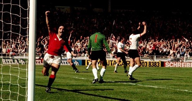 1977 г., Юнайтед - Ливърпул 2:1. С осигурена титла на Англия и предстоящ финал за Купата на европейските шампиони, Ливърпул влезе във финала за Купата на Футболната асоциация като фаворит.
Но удар на Лу Макари (на снимката) при 1:1 рикошира и излъга Рей Клемънс и Юнайтед превзе "Уембли"!