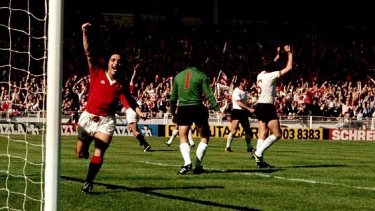 1977 г., Юнайтед - Ливърпул 2:1. С осигурена титла на Англия и предстоящ финал за Купата на европейските шампиони, Ливърпул влезе във финала за Купата на Футболната асоциация като фаворит.
Но удар на Лу Макари (на снимката) при 1:1 рикошира и излъга Рей Клемънс и Юнайтед превзе "Уембли"!
