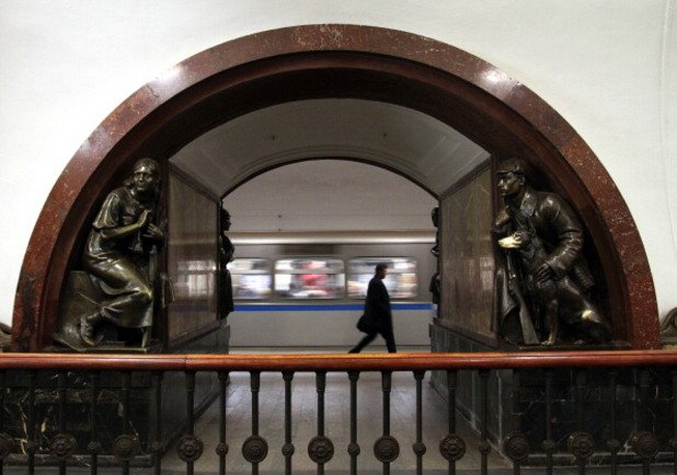 Една от най-ранните метростанции в Москва е открита през 1938 година. "Площадът на революцията" отразява по-ранен етап от историята на Русия, а огромни статуи обрамчват вратата, през която трябва да преминат пътниците
