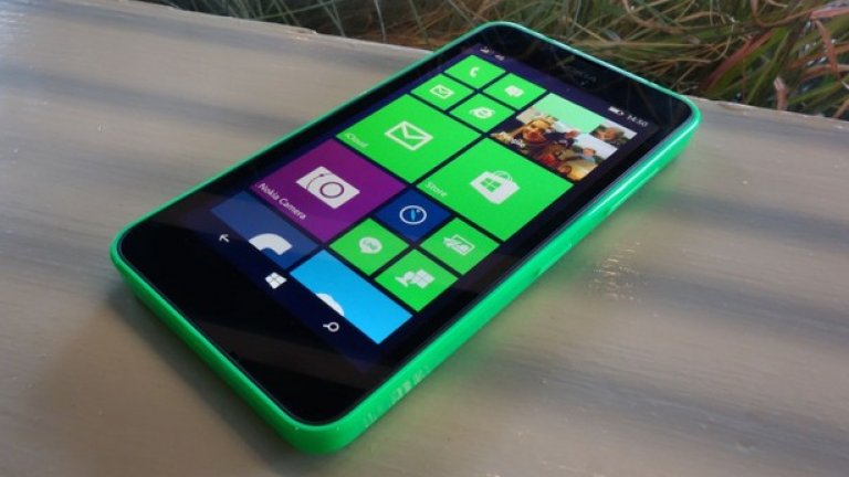 Nokia Lumia 635
Nokia Lumia 635 има много предимства: висока скорост, приемлива камера, позволяващи персонализация цветни панели, ниска цена. Той обаче, изненадващо, е лишен от фронтална камера (т.е. никакви селфита) и използва Windows Phone, така че нямате достъп до всички приложения и услуги, които бихте получили с Android или iPhone.