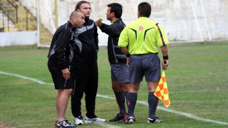 Сцена от скандалния мач Черно море - Левски (2:3), в която треньорът на домакините след малко ще бъде изгонен
