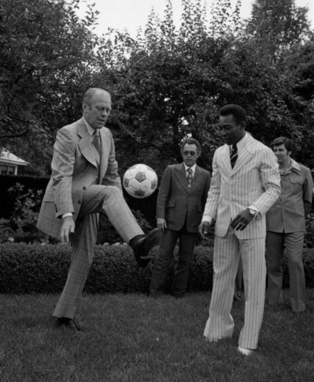 Президентът  Джералд Форд показва, че може да играе футбол на... Пеле