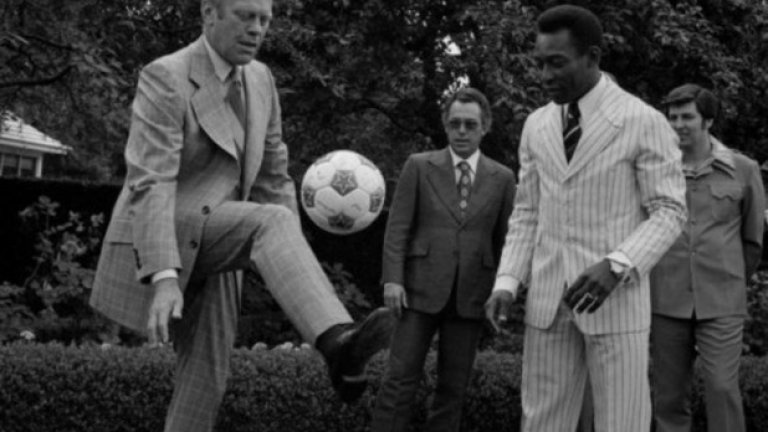 Президентът  Джералд Форд показва, че може да играе футбол на... Пеле