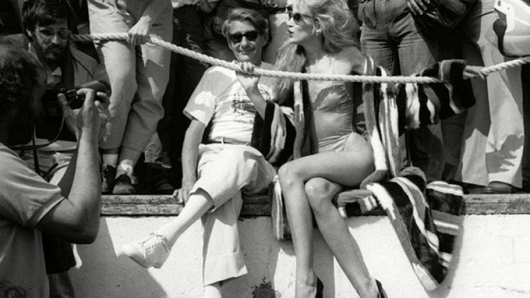 Фотографът Хелмут Нютон е напълно безразличен към фотографите. Той оставя младата Джери Хил да се занимава с тях