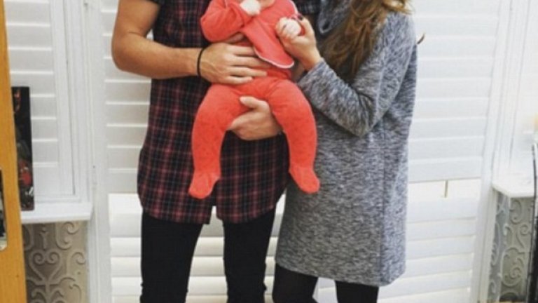 

Анди Керъл със съпругата и детето си.
