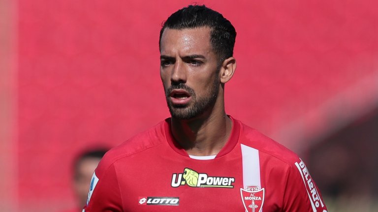 Играч на Арсенал беше намушкан с нож при нападение в мол