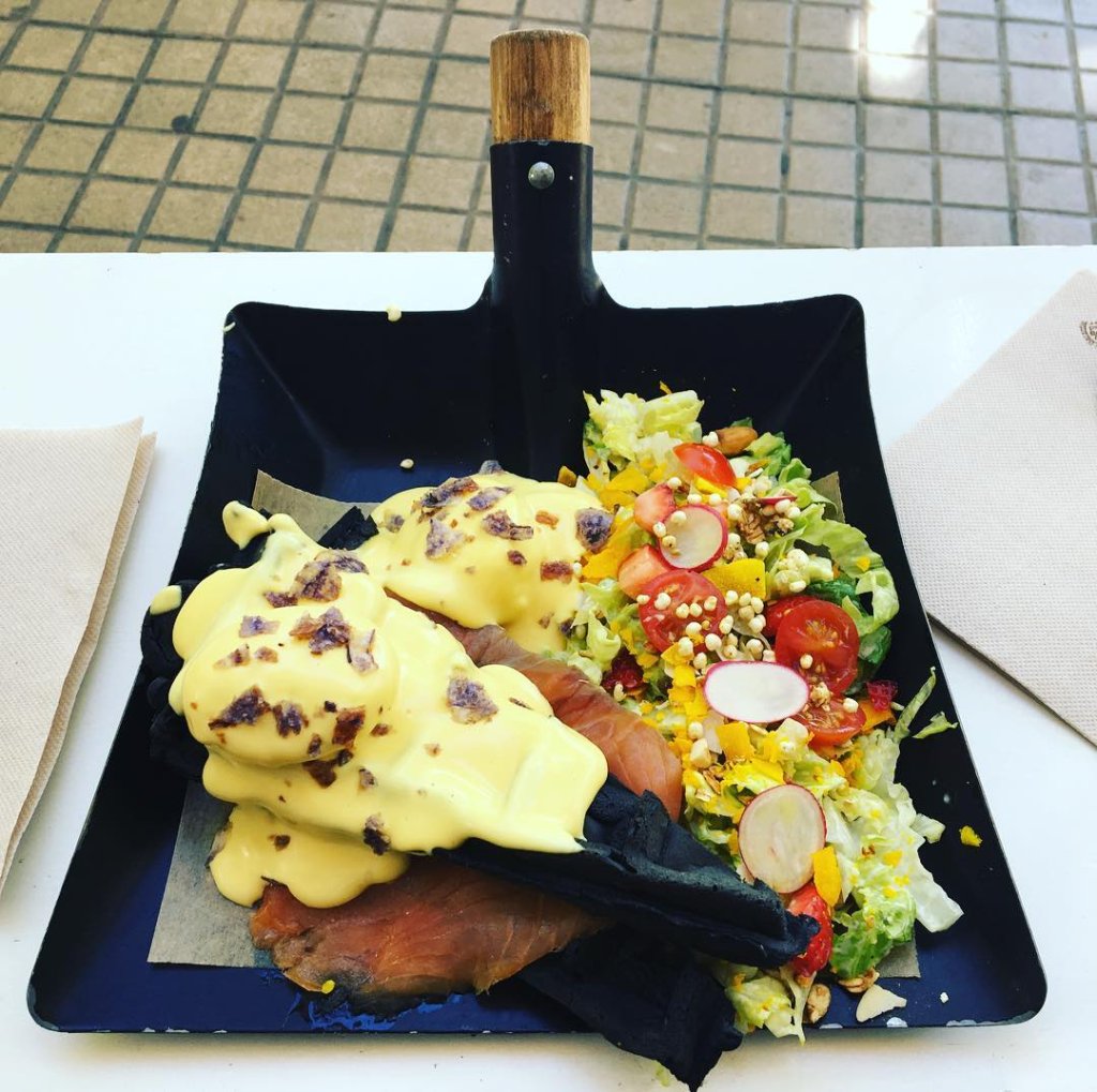 Храната ви идва направо с лопатата.