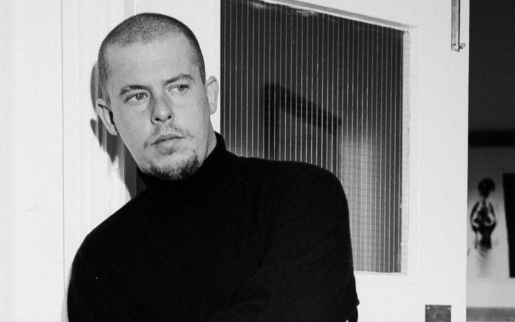 2. \"McQueen\" 
Rotten Tomatoes: 100% 
Според мнозина модната икона Лий Александър Маккуин е бил ужасен инфантилен човек, но този филм показва друго. 