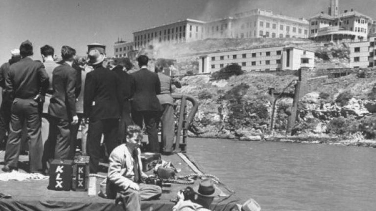 Май, 1946-та: представители на пресата наблюдават избухналите бунтове в затвора