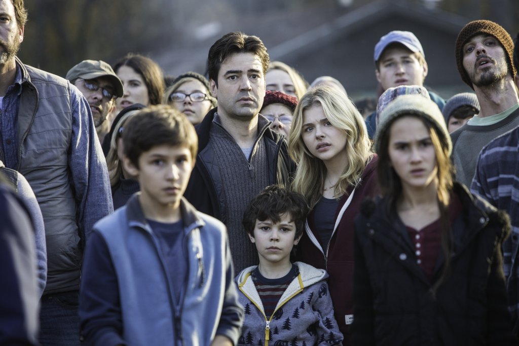 Ron Livingston, center left, and Chloë Grace Moretz тийн, Петата вълна, Клои Грейс Морец