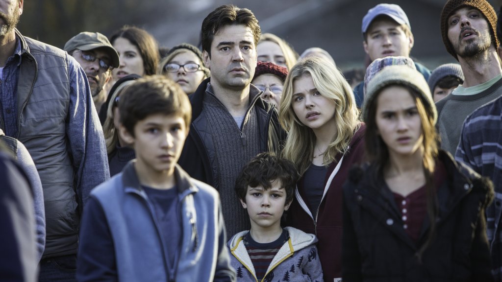 Ron Livingston, center left, and Chloë Grace Moretz тийн, Петата вълна, Клои Грейс Морец