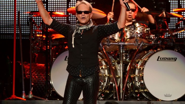 2. Дейвид Лий Рот (Van Halen) е спасявал човешки животи
Най-популярният вокалист на Van Halen има доста интересен период в професионалния си живот. Едно от заниманията му в промеждутъка от напускането на бандата през 1985-а и присъединяването отново към нея през 2006-а, е свързано със спасяване на човешки живот – Рот започва работа като парамедик в Ню Йорк. Той обикаля града с линейка и става достатъчно добър с дефибрилатора, за да помогне за спасяването на няколко пациенти. За да не бъде разпознат и да привлече излишно внимание към колегите си, Рот дори отрязва дългата си коса. Изборът на ново поприще не е случаен – в семейството на музиканта има няколко хирурзи.