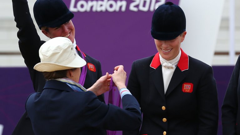Зара получава олимпийския си медал си от майка си принцеса Ан.
