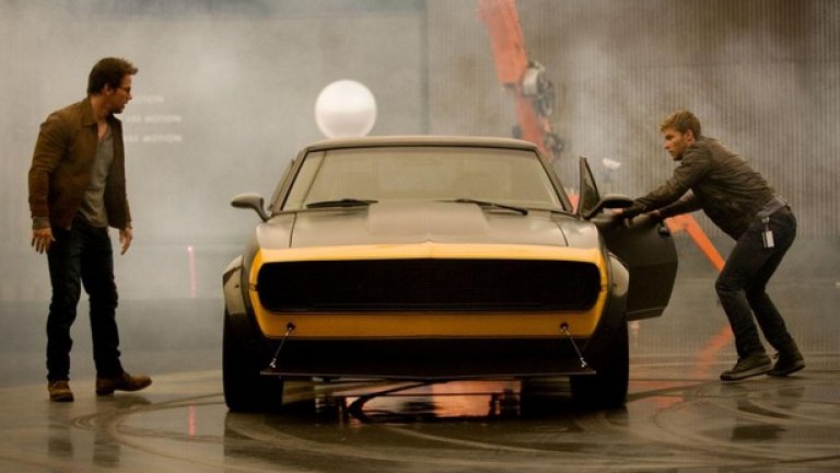 Трансформърс: Ера на изтребление
Всяка нова партида от филмовата оргия на Майкъл Бей за усукан метал и потрошени спортни коли става все по-лоша и по-лоша. И ако си мислите, че поредицата се е подобрила, след като героят на Шая Лебьоф "порасна" в образа на загрижения татко Марк Уолбърг, значи много грешите. 
Екшън-сцените във всички филми от серията си остават монотонни и безинтересни, и нищо не се е променило в последния епизод на Трансформърс. 
Цялата поредица прилича на безсрамно комерсиално начинание, претъпкано с толкова продуктово позициониране, колкото и Парис Хилтън не може да измисли. 
Съветваме Майкъл Бей да си се занимава с второкласните екшъни, а Марк Уолбърг - просто да се огледа за нещо по-смислено.