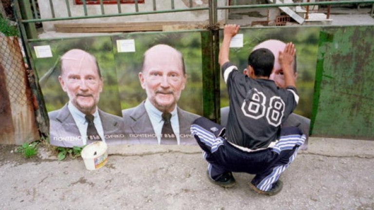 По ирония на съдбата, точно царската партия подейства като адреналин в спрялото сърце на БСП.
Едва четири години бяха минали след разрухата на Виденов, когато левицата най-изненадващо възкръсна във властта чрез НДСВ - и се сдоби с двама ключови министри (Костадин Паскалев и Димитър Калчев) и с цял президент (Георги Първанов).
За сметка на това ДПС се окопа стабилно във властта, либерално отвори капсулата на етническата партия към всеки, който умее да прави бизнес от политиката, и развъртя обръчите от фирми.