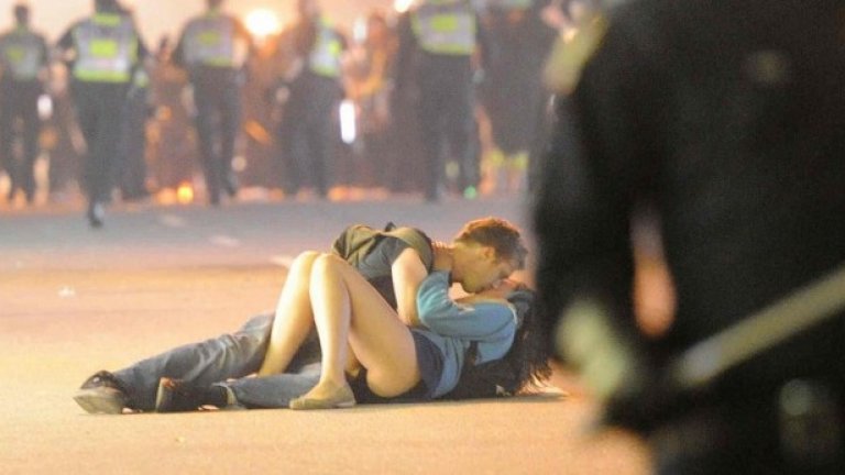 Двама влюбени, заобиколени от полиция при улични безредици във Ванкувър, Канада. След хокеен мач напрежението ескалира и се стига до батални сцени. Александра Томас е ударена по главата, а приятелят й Скот Джоунс е на място и й помага... с целувка
